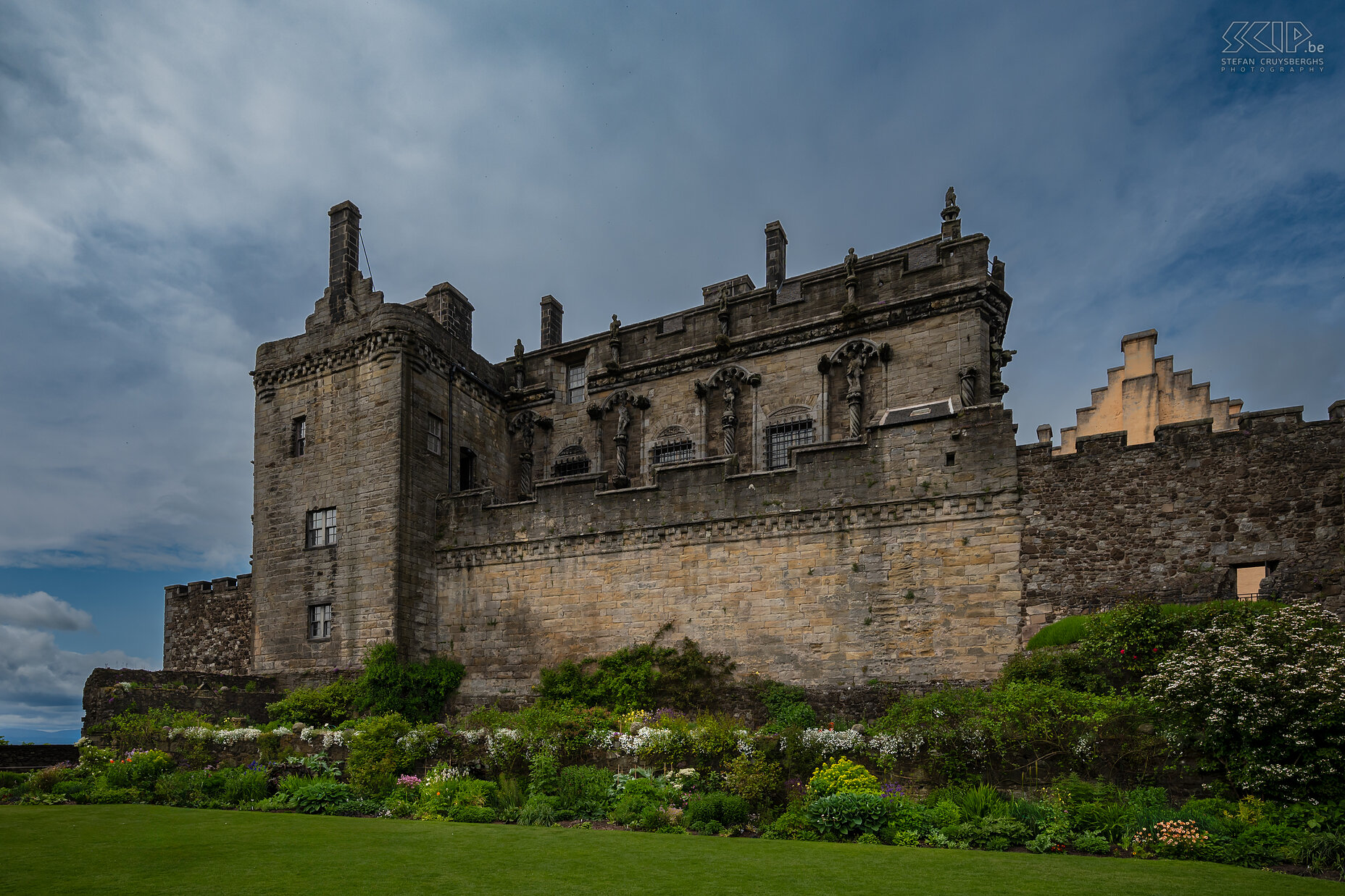 Stirling Castle Boven op een grote vulkanische rots in het stadje Stirling ligt het imposante Stirling Castle. Hier versloeg William Wallace in 1297 het Engelse leger. Hij gaf daarmee de Schotten het idee een afzonderlijke natie te zijn. Stefan Cruysberghs